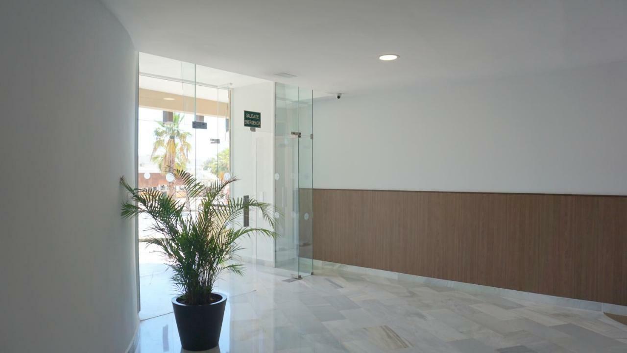 Beachfront Apartment In Fuengirola With Sea Views Екстериор снимка