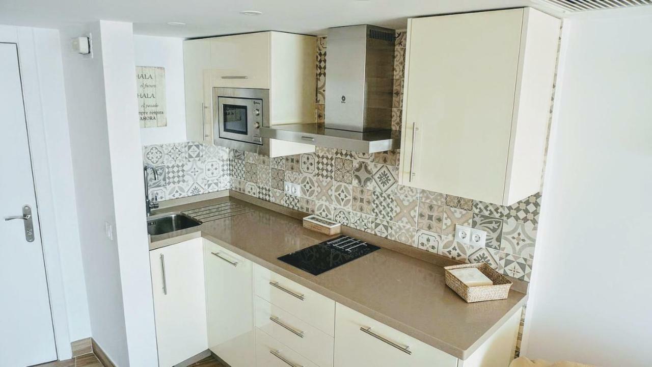 Beachfront Apartment In Fuengirola With Sea Views Екстериор снимка