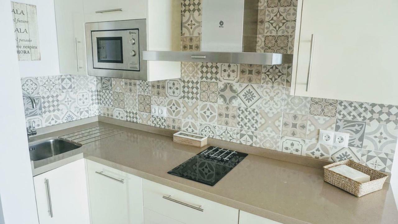 Beachfront Apartment In Fuengirola With Sea Views Екстериор снимка